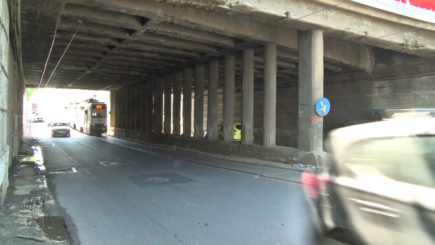 VIDEO/Stâlpii de rezistență ai Podului Constanța pot fi rupți cu mâna. ”Au venit de nu știu câte ori, l-au mâzgălit un pic și au plecat”