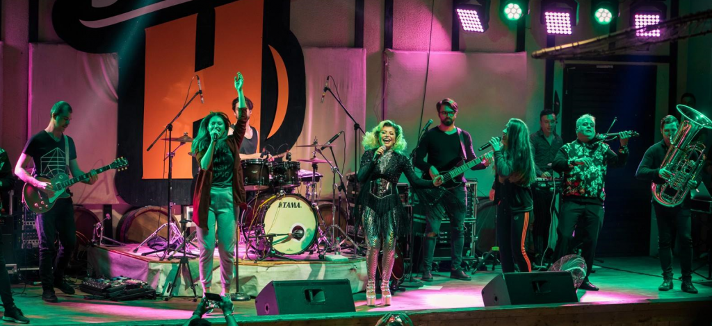 VIDEO EXCLUSIV/Armand Assante a cântat cu Loredana. Artista l-a invitat pe scenă și l-a învățat un vers în română