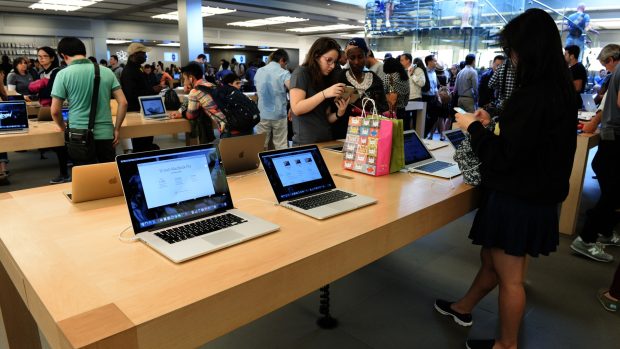 Apple vrea să lanseze un nou MacBook, cu touch-screen. Laptopul va include tehnologia OLED și un design mai subțire 