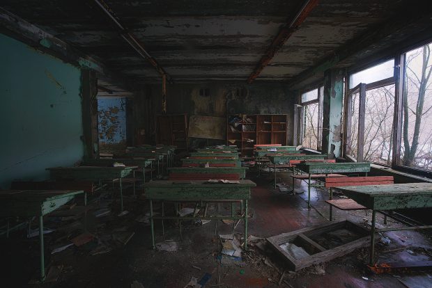 Sală de clasă din Cernobîl, abandonată, cu geamurile sparte, dar pe bănci manualele rămânând deschise la lecţia pe care copiii o studiau în data de 27 aprilie 1986