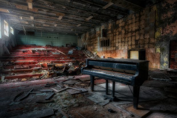 Sală de concerte din Cernobîl, abandonată, unde pianul negru la care se cânta în ziua evacuării oraşului Pripiat, a rămas neclintit, în jurul său prăbuşindu-se tavanul şi pereţii