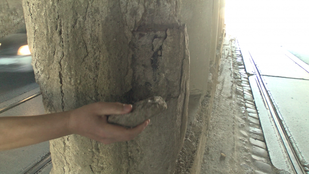 VIDEO/Stâlpii de rezistență ai Podului Constanța pot fi rupți cu mâna. ”Au venit de nu știu câte ori, l-au mâzgălit un pic și au plecat”