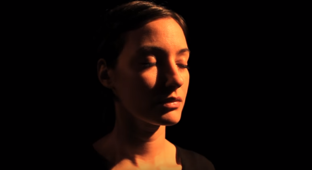 VIDEO/A lăsat modeling-ul pentru scenă. Raluca Aprodu joacă în șase spectacole la TNB, crește două pisici și ... gătește orice!