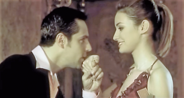 VIDEO/A lăsat modeling-ul pentru scenă. Raluca Aprodu joacă în șase spectacole la TNB, crește două pisici și ... gătește orice!
