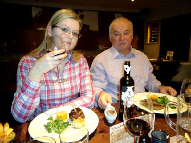 Sergei Skripal (66 de ani) şi a fiicei sale Iulia (33 de ani). Cei doi stau la masă, la restaurant