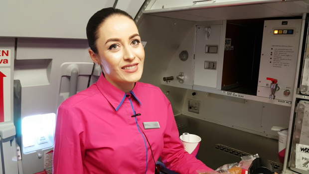 Deniz are 23 de ani, lucrează de mai puţin de un an ca stewardesă, şi îi place această profesie fiindcă poate călători prin toată lumea