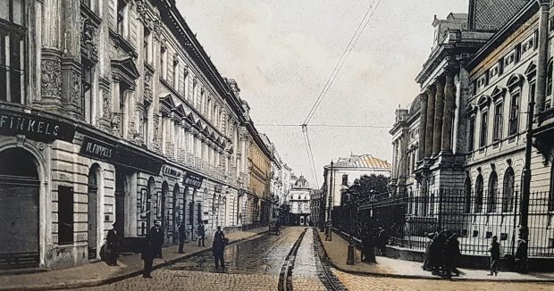 La 1890 vedem strada Lipscani cu Banca Națională a României în dreapta și Banca Românească în stânga. În fundal, unde Lipscani se intersectează cu Calea Victoriei, se vede puțin din Magazinul Victoria și din fosta clădire Lafayette - care nu mai există. La 1920, apar automobilele pe Lipscani și o clădire nouă, pe dreapta, care rezistă până astăzi. Linia de tramvai este la fel cu cea din 1890. În 2018 linia de tramvai a dispărut, automobilele sunt absente, iar trecătorii par mai veseli. Poate și pentru că fotografia este color…
