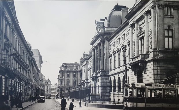 La 1890 vedem strada Lipscani cu Banca Națională a României în dreapta și Banca Românească în stânga. În fundal, unde Lipscani se intersectează cu Calea Victoriei, se vede puțin din Magazinul Victoria și din fosta clădire Lafayette - care nu mai există. La 1920, apar automobilele pe Lipscani și o clădire nouă, pe dreapta, care rezistă până astăzi. Linia de tramvai este la fel cu cea din 1890. În 2018 linia de tramvai a dispărut, automobilele sunt absente, iar trecătorii par mai veseli. Poate și pentru că fotografia este color…