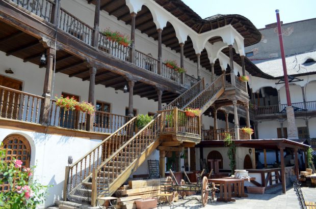 Hanul Manuc a fost construit în 1808 pe terenurile care aparținuseră Curții Domnești. În anul 1860 arăta așa cum l-a reprezentat într-un desen D. Lancelot. Imaginea a fost publicată în Tour du Monde în 1866. Imobilul a rămas apropae neschimbat în fix 200 de ani de existență.