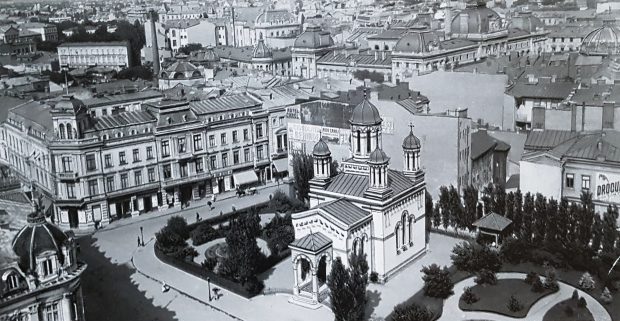 O imagine a intrării în strada Lipscani, dinspre Calea Victoriei, arată aproape identic cu cea de astăzi. A apărut doar un bloc ridicat în anii 1980 în dreapta, iar fosta Bancă Agricolă este acoperită cu plasă pentru că a instrat în renovări. Biserica Zlătari este la fel ca și acum aproape 100 de ani.