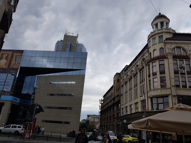 Actualul magazine Victoria, de pe Calea Victoriei este identic cu cel din 1920. Privind dinspre lipscani, lipsește din imagine doar fosta clădire Lafayette.