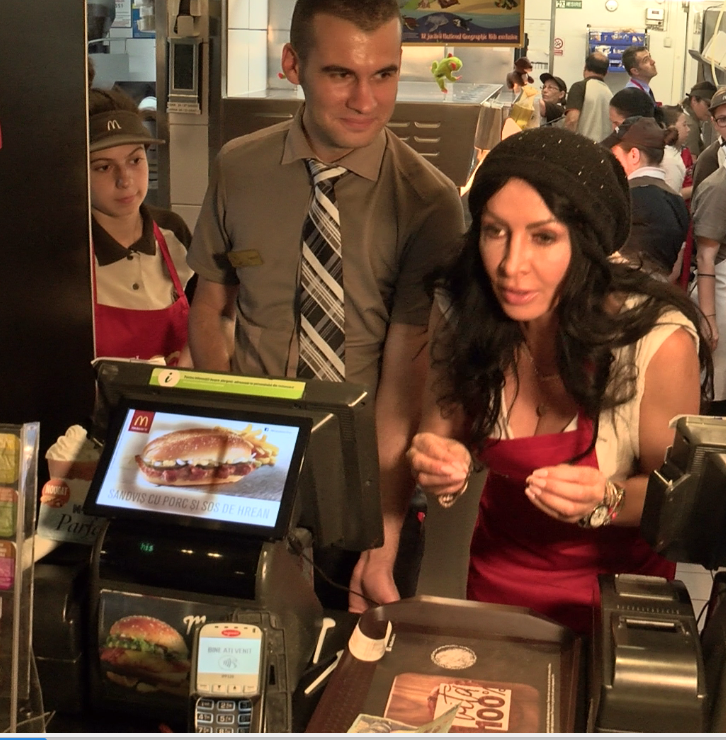 VIDEO EXCLUSIV/ Mihaela Rădulescu a vândut cartofi prăjiți și sendvișuri la o strângere de fonduri. “Am două mâini stângi”