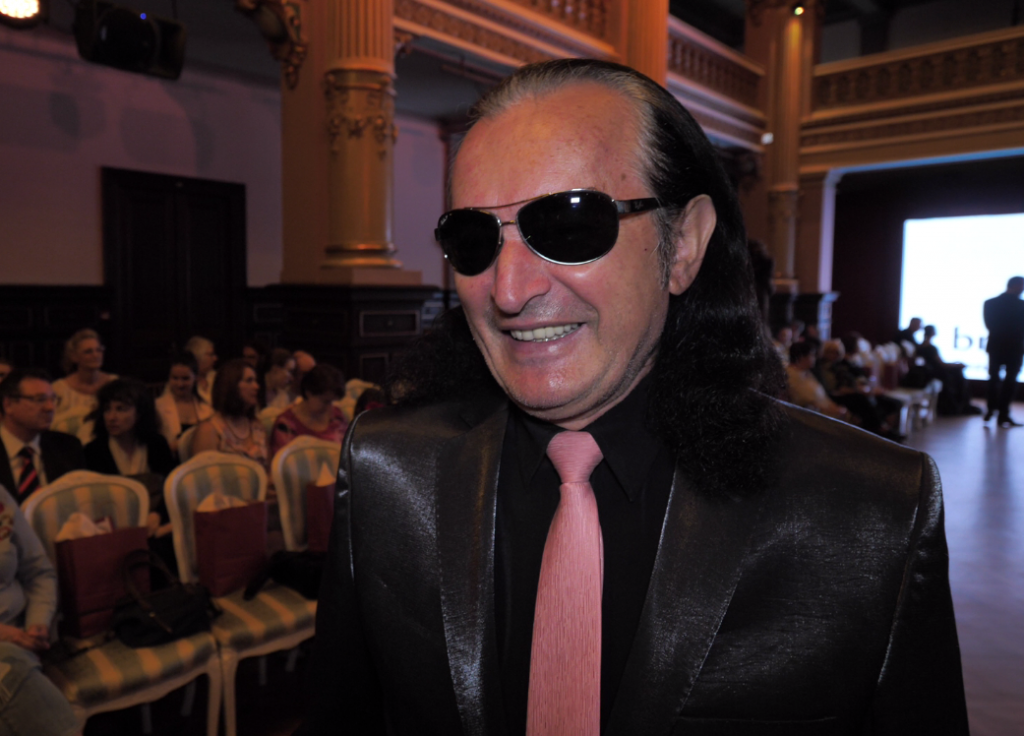 Miron Cozma primește cadouri de la femei