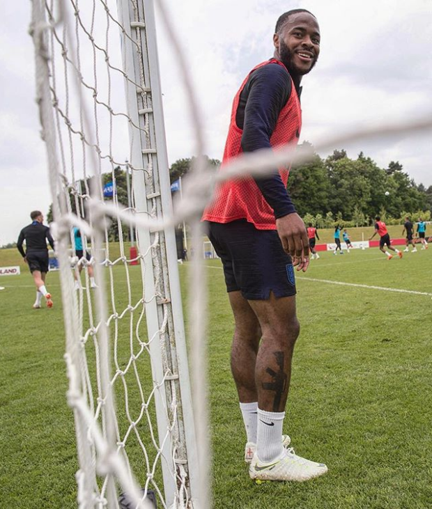 Semnificația mitralierei tatuate pe piciorul lui Raheem Sterling, atacantul Angliei