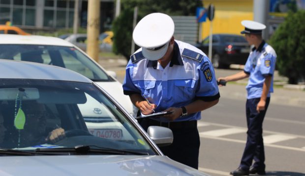 Un cuplu din București a străbătut sute de kilometri, deși niciunul dintre parteneri nu avea permis. Prinși de polițiști în Vaslui, și-au continuat deplasarea după ce au făcut schimb de locuri