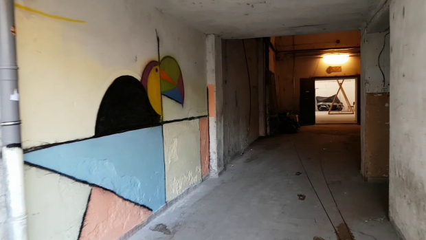 Gangul prin care se ajunge la Break Room, primul anger room din România, are un desen cu grafitti pe unul dintre pereţi
