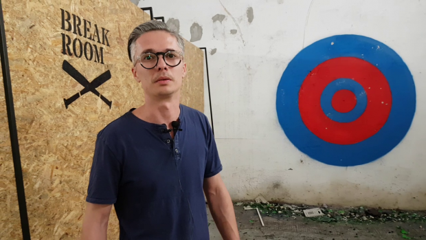 Robert Neagoie, este arhitect, şi spune că a creeat Break Room pentru ca oricine doreşte să scape de nervi să poată sparge diverse obiecte într-un mediu sigur