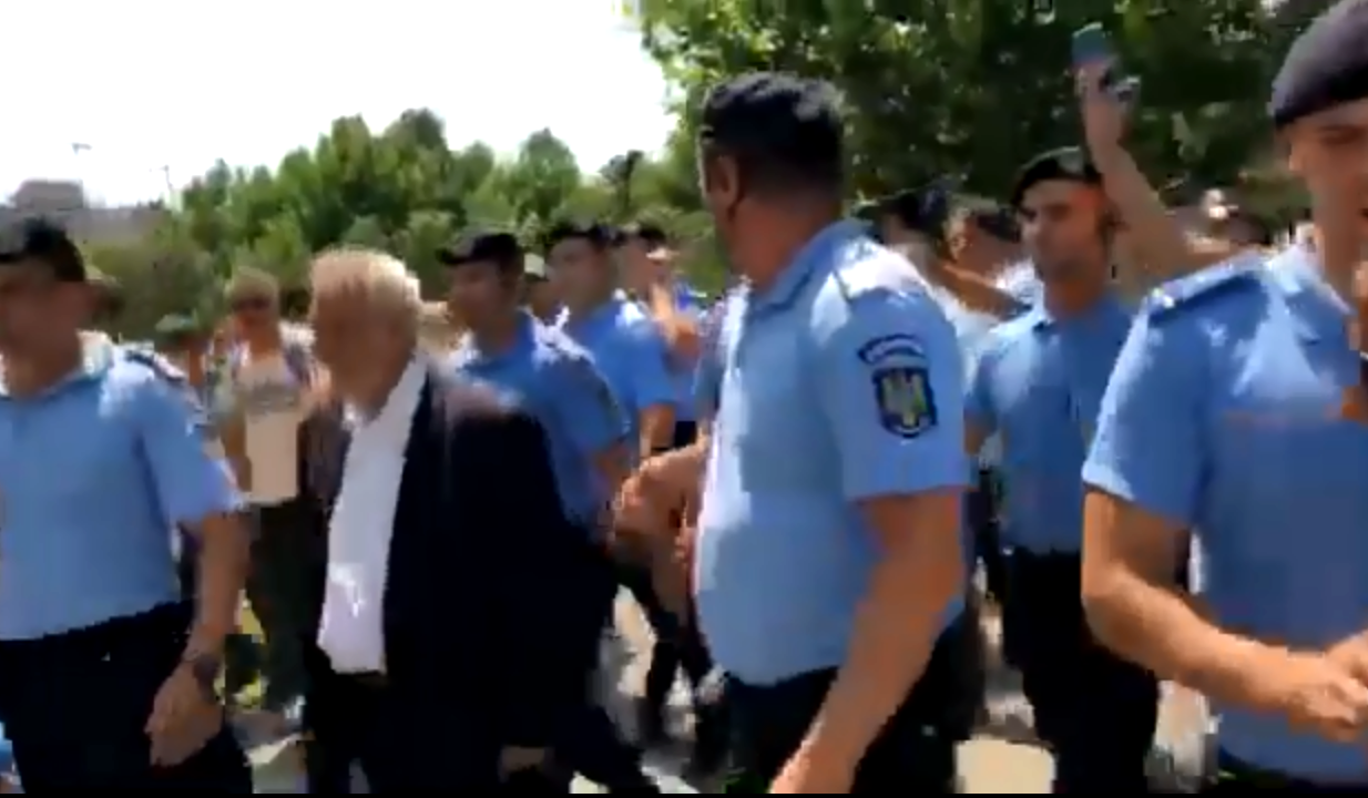 Deputatul PSD  Nicolae Bacalbaşa a reacționat după ce a fost îmbrâncit de un protestatar. ”Sunt manifestări extremiste organizate la modul paramilitar”