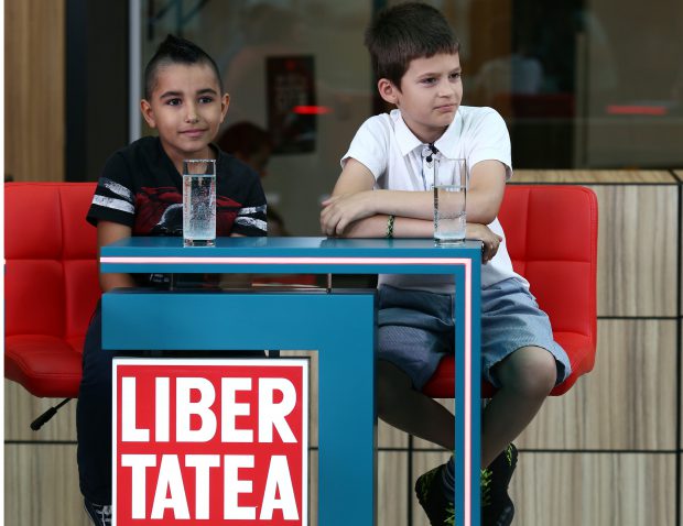 Andi Nicola (stânga) şi Radu Mărghidan (dreapta) sunt doi dintre cei 19 copii care au jucat în filmul