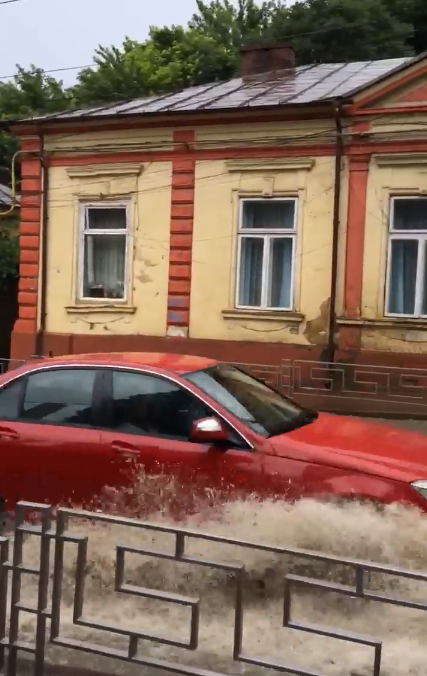 Furtuna din Iași de sâmbătă seara a adus șuvoaie de apă pe străzile orașului. Râul de pe strada Arcului