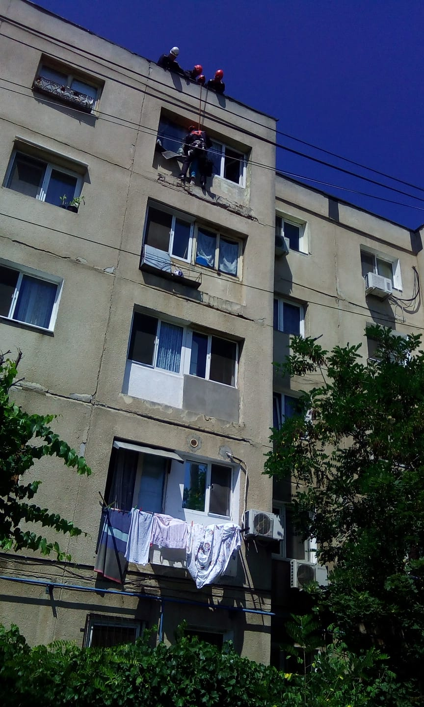 O femeie din București a vrut să se arunce de la etajul patru al blocului. Cum au salvat-o pompierii |VIDEO
