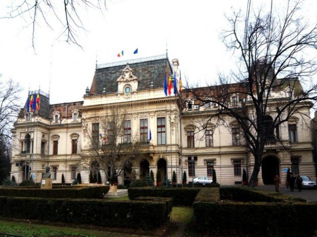 O femeie a murit pe holurile Primăriei Iași, așteptând să rezolve situația juridică a locuinței