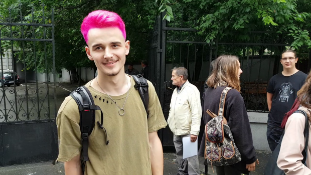 Acest tânăr, care a susţinut Bacalaureatul la liceul Sf. Sava, din Bucureşti, a atras atenţia tuturor colegilor datorită părului vopsit într-o culoare extravagantă