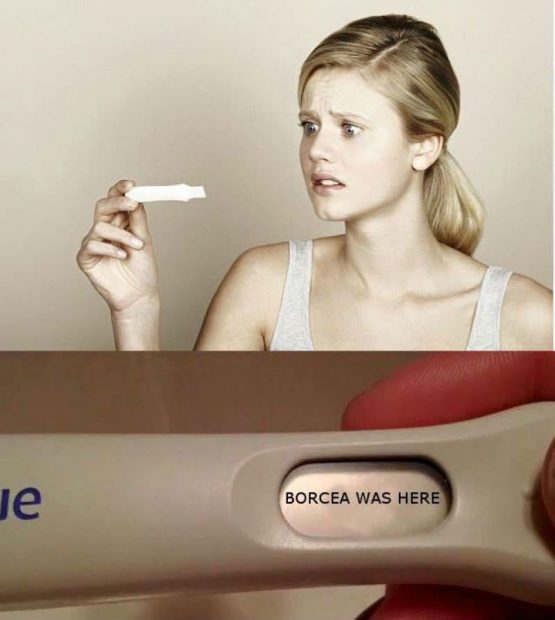 o tânără face un test de sarcină, iar acesta îi indică pozitivitatea... într-un mode inedit: