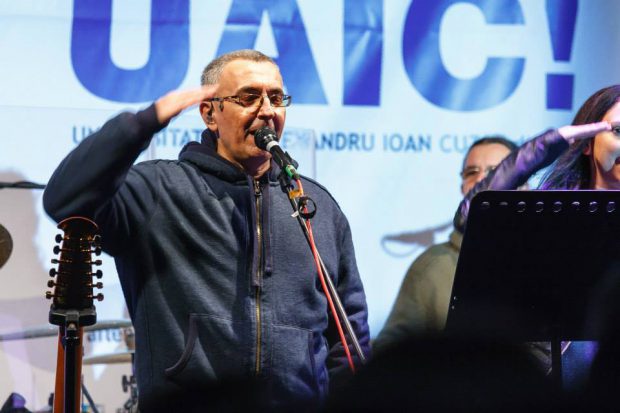 Solistul trupei Taxi, atac în versuri la adresa celor care nu poartă mască: Nu-s toţi deştepţi ca tine, ţara e plină de proşti ca mine