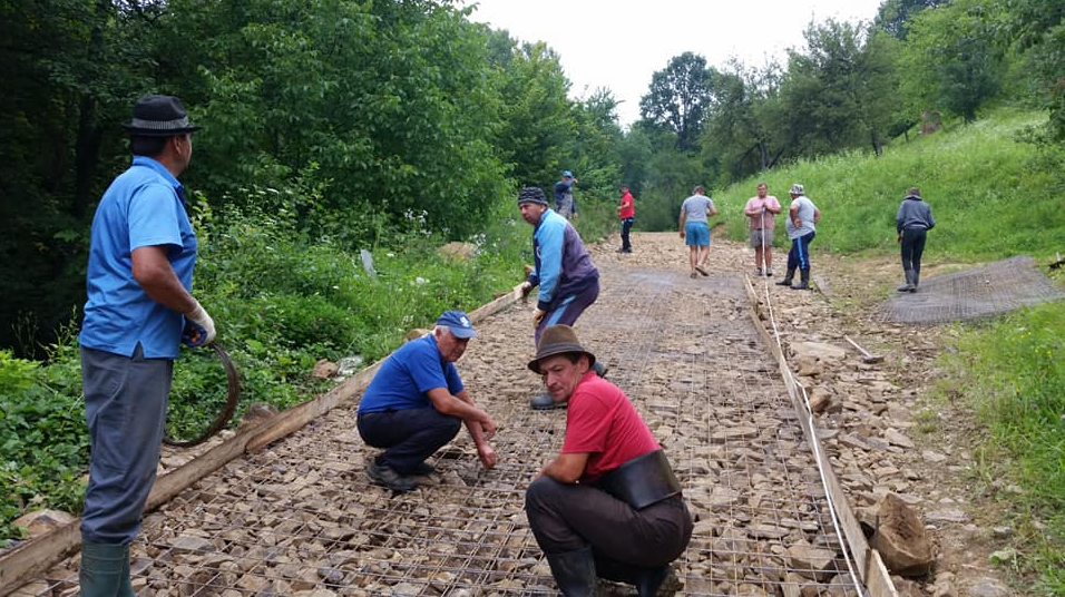 Sătenii dintr-o localitate din Maramureș s-au apucat singuri să-și facă drum. Au strâns bani și au tras la lopată