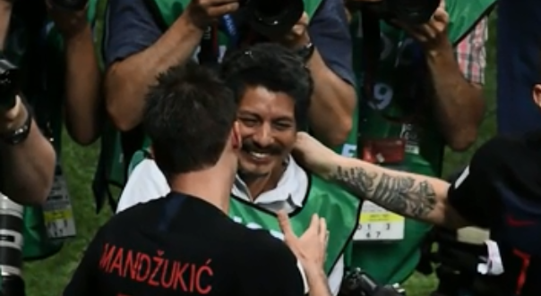 Mario Mandzukic a dărâmat un fotograf, la bucuria de la golul de 2-1