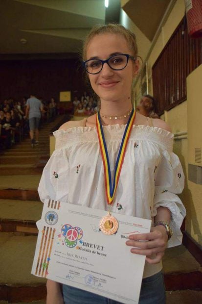   Ioana Iris Roatiş is one of the 10 students of Bacalaureat 104 young people took the maximum grade for the exam 