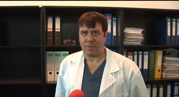 VIDEO/Chirurgi din Buzău, acuzați de malpraxis. Ar fi uitat în colonul unui pacient o compresă pe care bărbatul a eliminat-o după 6 luni/ FOTO