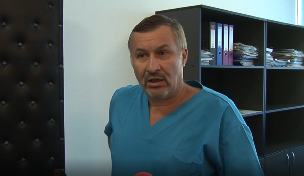 VIDEO/Chirurgi din Buzău, acuzați de malpraxis. Ar fi uitat în colonul unui pacient o compresă pe care bărbatul a eliminat-o după 6 luni/ FOTO