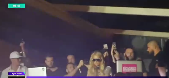 Paris Hilton a făcut spectacol în România. Peste 600 de persoane s-au distrat pe ritmurile muzicii electronice