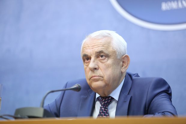 Petre Daea, în dialog cu un fermier care a cerut declararea stării de calamitate: „Autoritățile l-au auzit, terenul spune ce el afirmă”