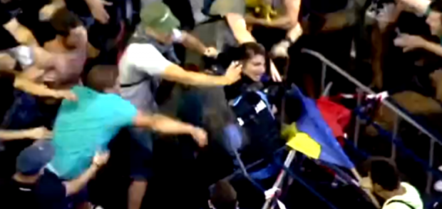 Un tânar a făcut scut cu propriul corp ca s-o apere pe jandarmerița atacată