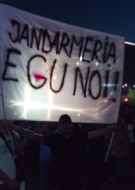 Vânătoare de vrăjitoare? Un tânăr a fost ”săltat” de jandarmi când voia să intre la meci. Acuzat că a furat arma jandarmeriței, a fost amendat pentru... un banner!