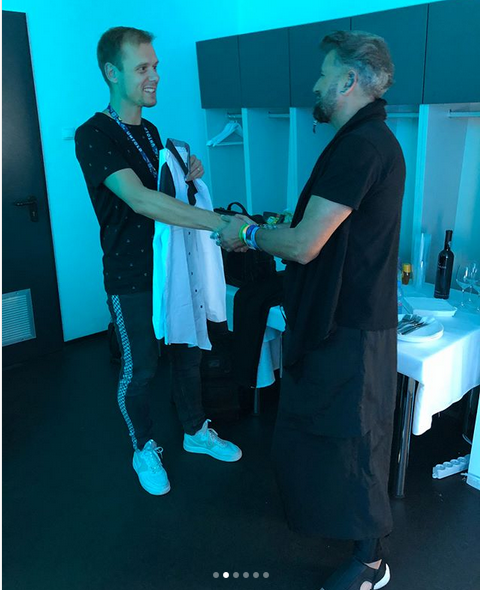 Ce cadou i-a făcut Cătălin Botezatu lui Armin Van Buuren. Momentul a fost surprins în culise