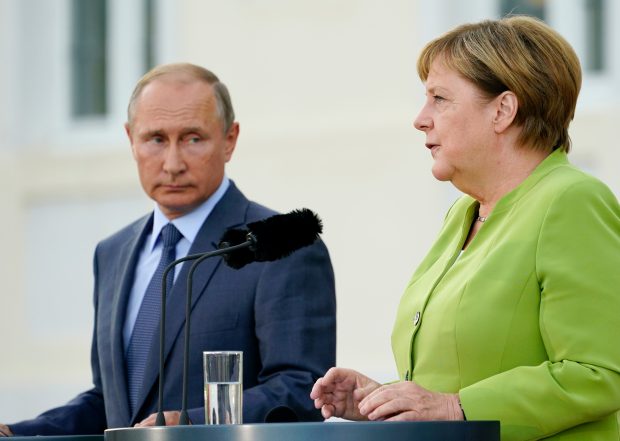 Putin ar fi discutat cu Merkel despre ”producția comună de vaccinuri” anti-Covid, susține Kremlinul