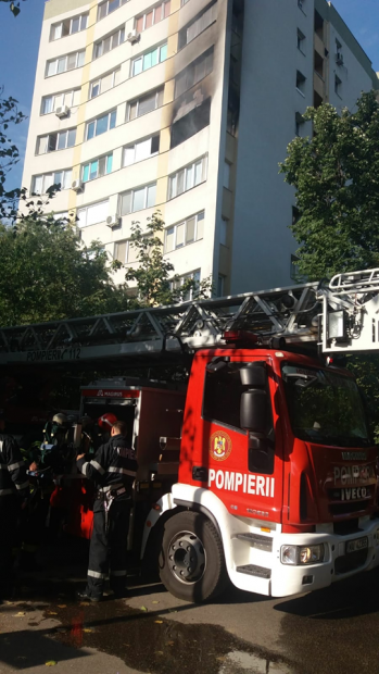 Explozie puternică într-un bloc din zona Titan. Mai multe butelii au sărit în aer. Patru persoane au fost rănite