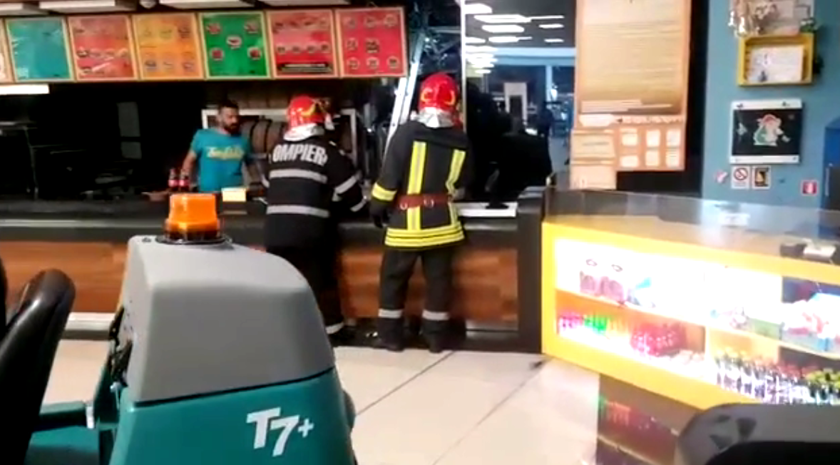 Mall din Constanța evacuat din cauza unui incendiu. Haos la City Park Mall