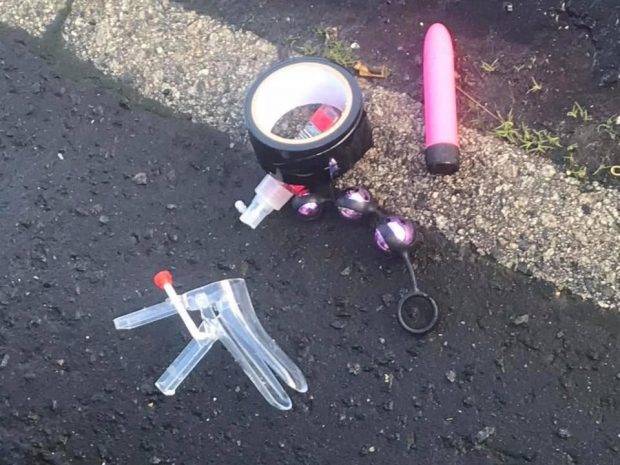 FOTO. Uraganul din Marea Britanie A SCOS la suprafață jucăriile sexuale ale locuitorilor 2