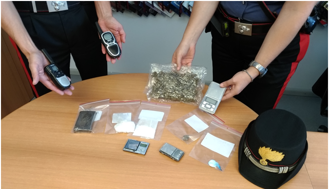 Român arestat în Italia pentru posesie de droguri. În mașina lui au găsit cocaină și hașiș, în casă - laborator