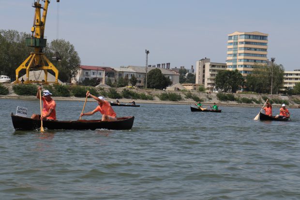 Flotila Centenar a lui Ivan Patzaichin: Şase bărci tradiţionale din lemn concurează pe Tamisa