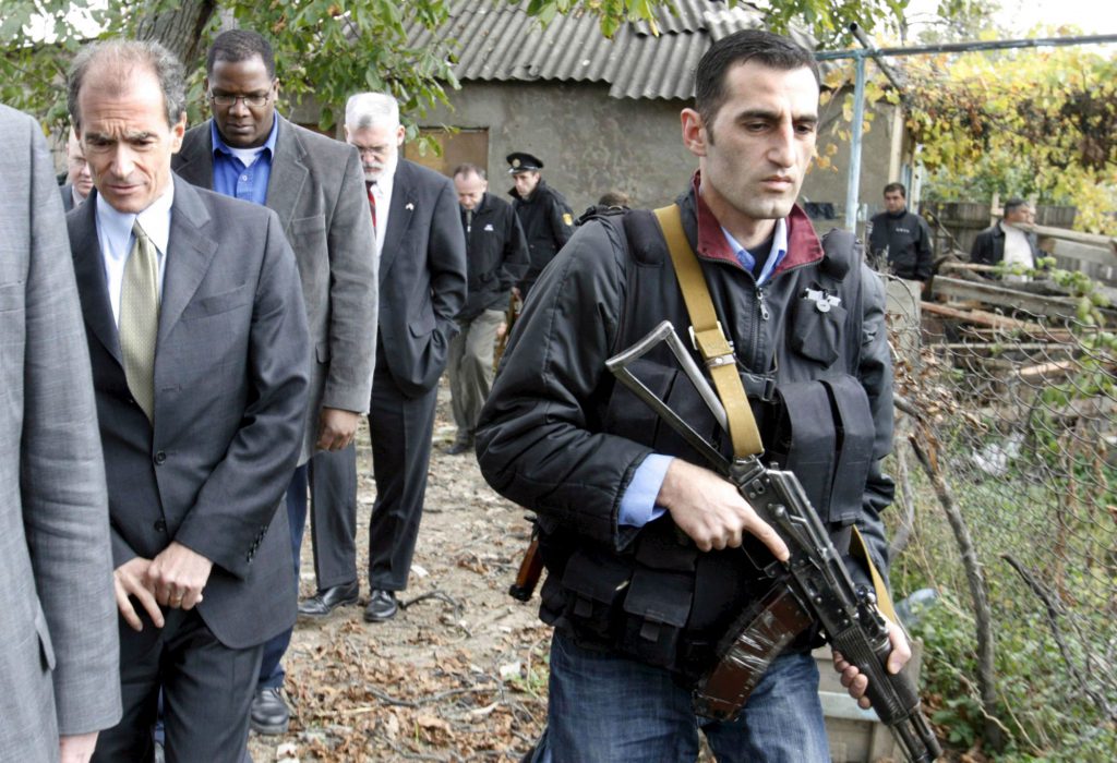 Daniel Fried, pe teren, în timpul invaziei rusești din Georgia, anul 2008 (FOTO: EPA)