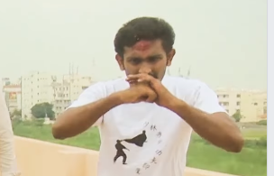 Indianul Navin Kuma a bătut recordul mondial la spart nuci cu capul. A sfărâmat 217 de bucăți într-un minut / VIDEO