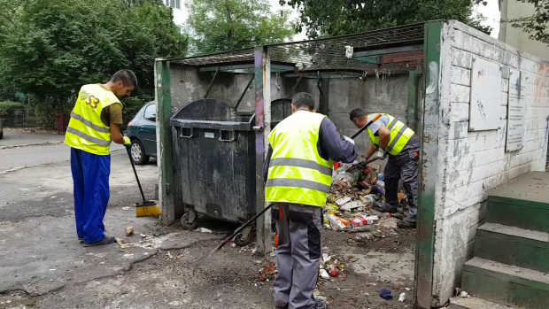 Angajaţii ADP strâng cu furca, grebla, mătura şi lopata gunoaiele adunate în ultimele săptămâni într-o ghenă din Sectorul 3