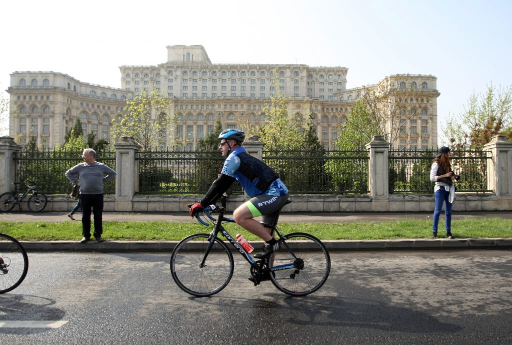 Cum Să Mergi Cu Bicicleta și Mașina Electrică, Dacă Ai Pe Unde | Libertatea
