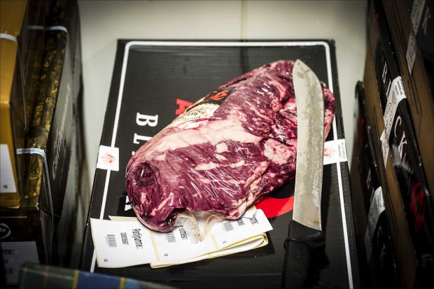 Zeci de persoane acuzate că fac parte dintr-o rețea europeană de traficați de carne de cal, judecate în Franța